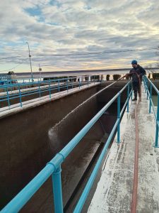 Comenzaron las tareas de limpieza en la Planta Potabilizadora de Agua en Puerto Santa Cruz