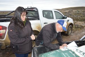 El Consejo Agrario Provincial entregó forraje a pequeños productores en chacras de Piedra Buena