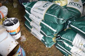 El Consejo Agrario Provincial entregó forraje a pequeños productores en chacras de Piedra Buena