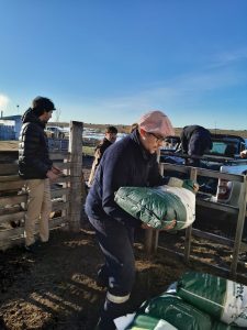 Continúa la entrega de forrajes a pequeños productores en chacras de Río Gallegos