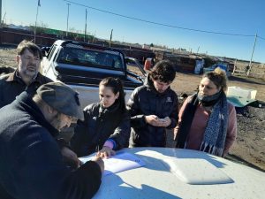 Continúa la entrega de forrajes a pequeños productores en chacras de Río Gallegos