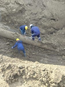 Se realizó la reparación de cañería en Caleta Olivia