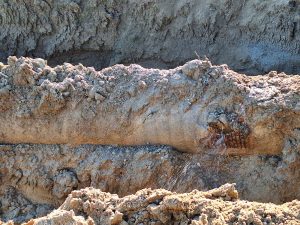 Se realizó la reparación de cañería en Caleta Olivia