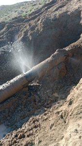 Se realizó la reparación de cañería en Caleta Olivia