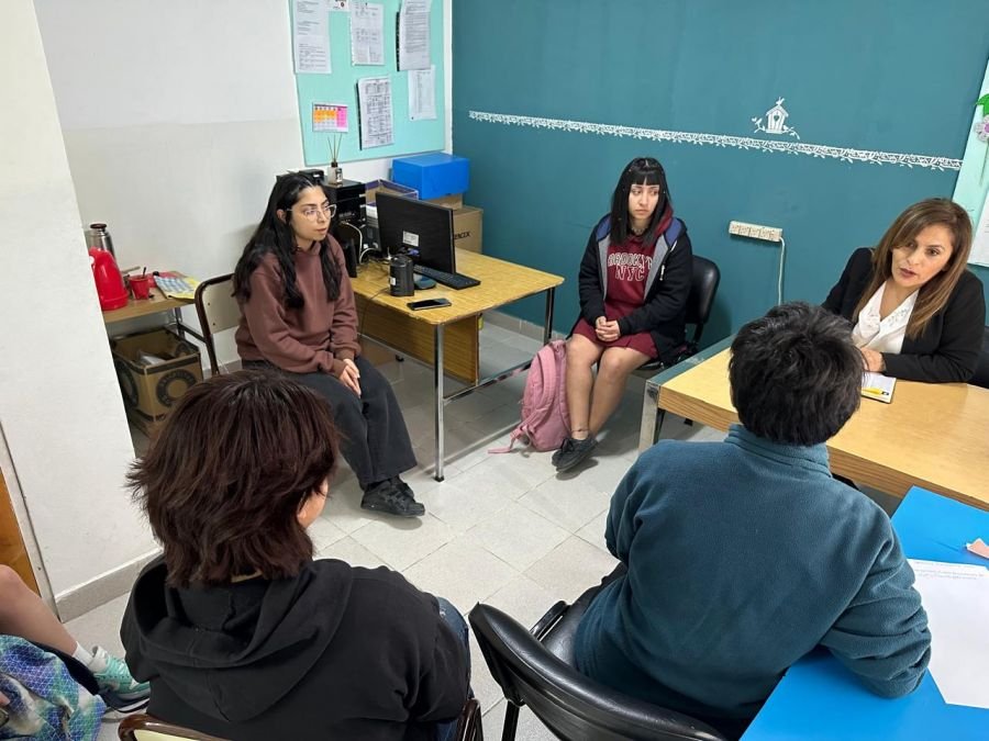 Educación se reunió con estudiantes en Caleta Olivia
