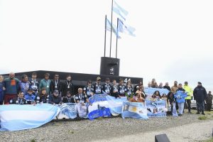 El Gobierno de Santa Cruz recibió a los atletas de la Segunda Ultra Maratón homenaje ARA San Juan