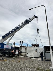 Trasladan generadores de energía a Piedra Buena y Puerto Santa Cruz para fortalecer el sistema energético durante los cortes