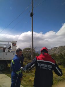 Servicios Públicos y Bomberos activaron dispositivo para atender el impacto del fuerte viento en El Chaltén