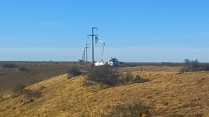 Se inician trabajos de mantenimiento en la línea de energía hacia Punta Quilla en Puerto Santa Cruz