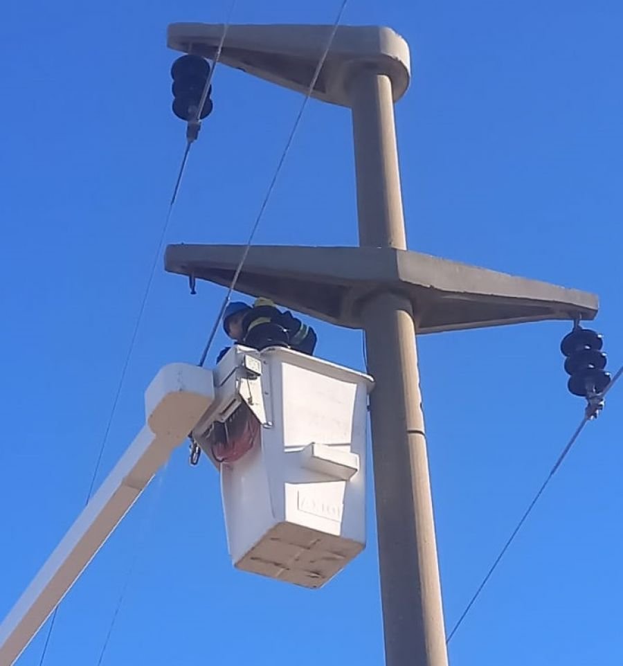 Se inician trabajos de mantenimiento en la línea de energía hacia Punta Quilla en Puerto Santa Cruz