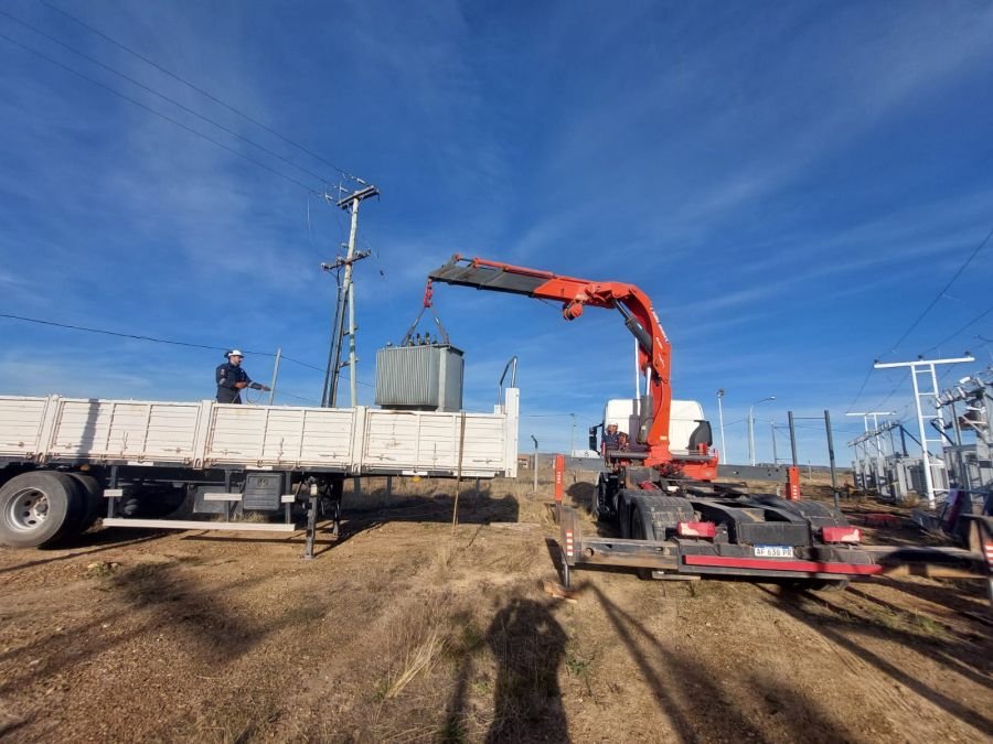 Trabajo exitoso en Puerto San Julián, Servicios Públicos cambió transformador para mejorar suministro eléctrico