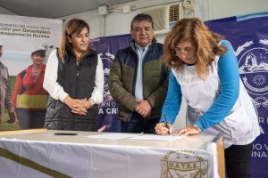 El Gobierno de Santa Cruz y el RENATRE inauguraron la plaza de juegos de la Escuela Rural N° 26 de Las Vegas