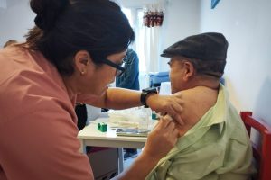 Exitosa jornada de vacunación antigripal en centro “Recuerdos Compartidos”