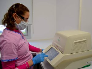 Caleta Olivia podrá analizar muestras de PCR en el día para toda la zona norte de Santa Cruz