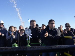Vidal puso en marcha el acueducto que mejorará el caudal de agua para la comunidad de Caleta Olivia