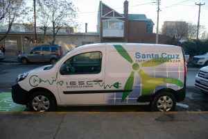 Alicia participó de la presentación del primer auto eléctrico en Santa Cruz