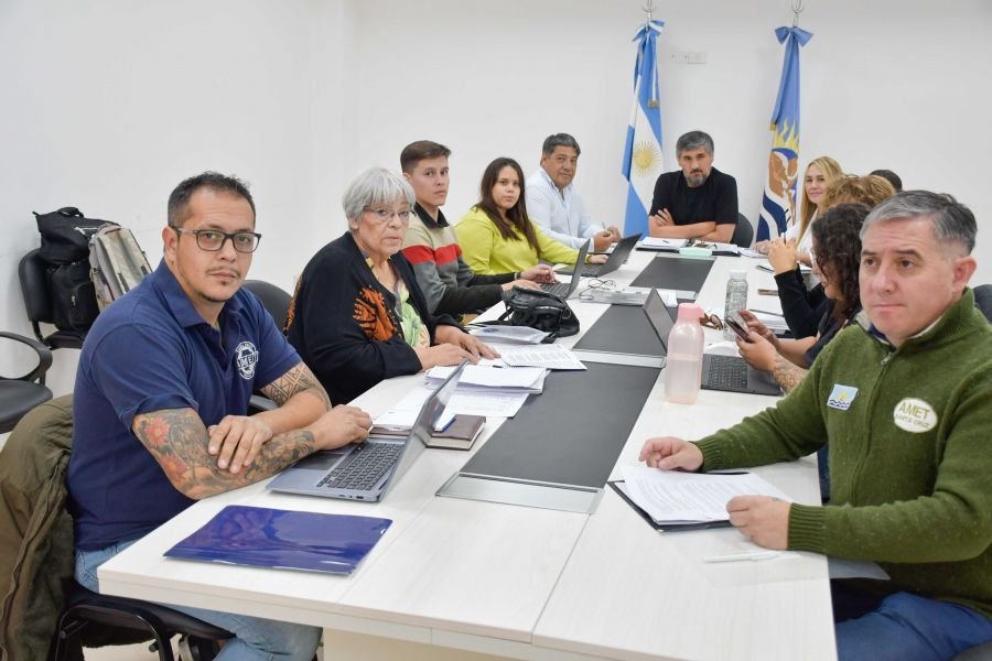 El Gobierno recibió a los gremios docentes en paritaria salarial y dio a conocer la realidad provincial