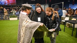 Santa Cruz exhibió esquila de ovejas y su tradicional poncho en la Rural de Buenos Aires