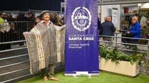 Santa Cruz exhibió esquila de ovejas y su tradicional poncho en la Rural de Buenos Aires