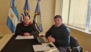 Avanzan las obras de limpieza y ampliación de canales en Perito Moreno con mano de obra local