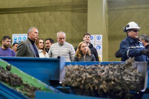 Autoridades del Gobierno Provincial encabezaron la presentación del inicio de ventas de productos de caucho reciclado