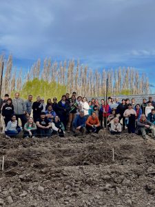 Próximos egresados de la Escuela Agropecuaria Provincial N°1 plantaron un monte frutal como legado educativo