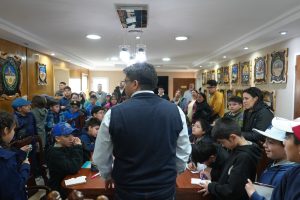 Estudiantes del Colegio Santa Bárbara de Río Turbio visitaron al gobernador Claudio Vidal
