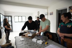El gobernador Vidal continúa con la entrega de computadoras y antenas Starlink en distintas localidades