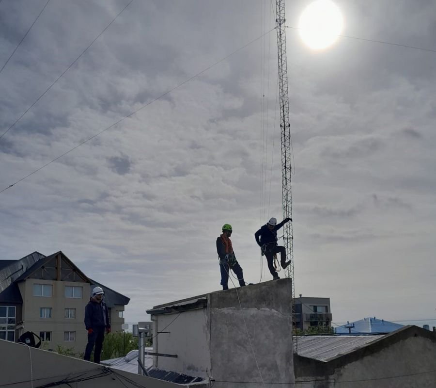 Personal de Telecomunicaciones realizó desmontaje de antena en desuso en Río Gallegos