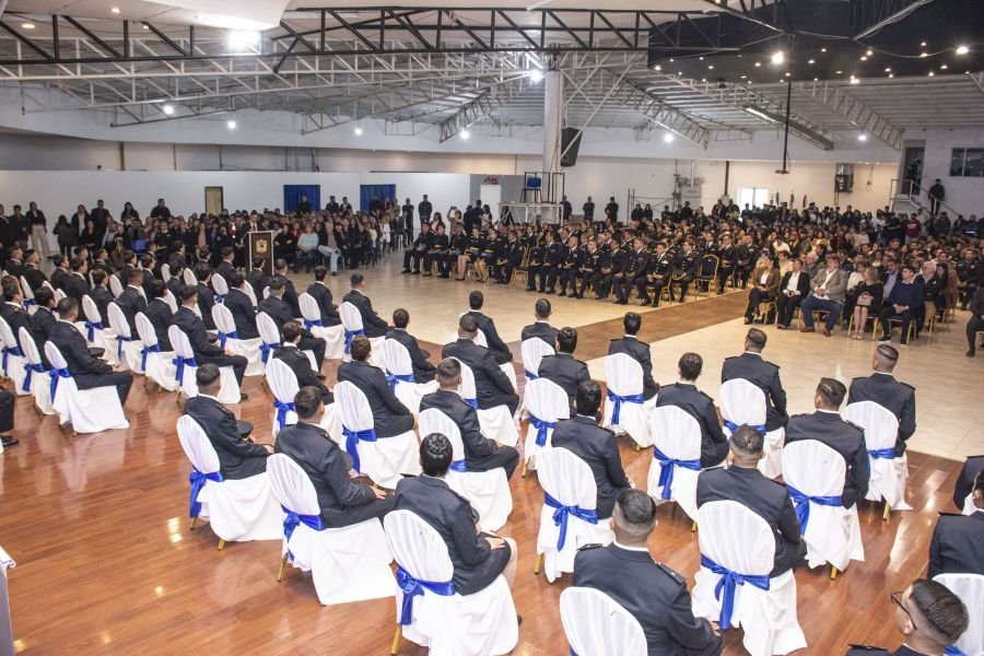Egresó la nueva promoción de Oficiales Ayudantes y Subadjutores de la Policía de Santa Cruz