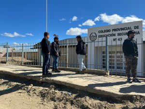 Avanzan las obras de asfalto para mejorar el acceso al Colegio Secundario N°43 de Caleta Olivia