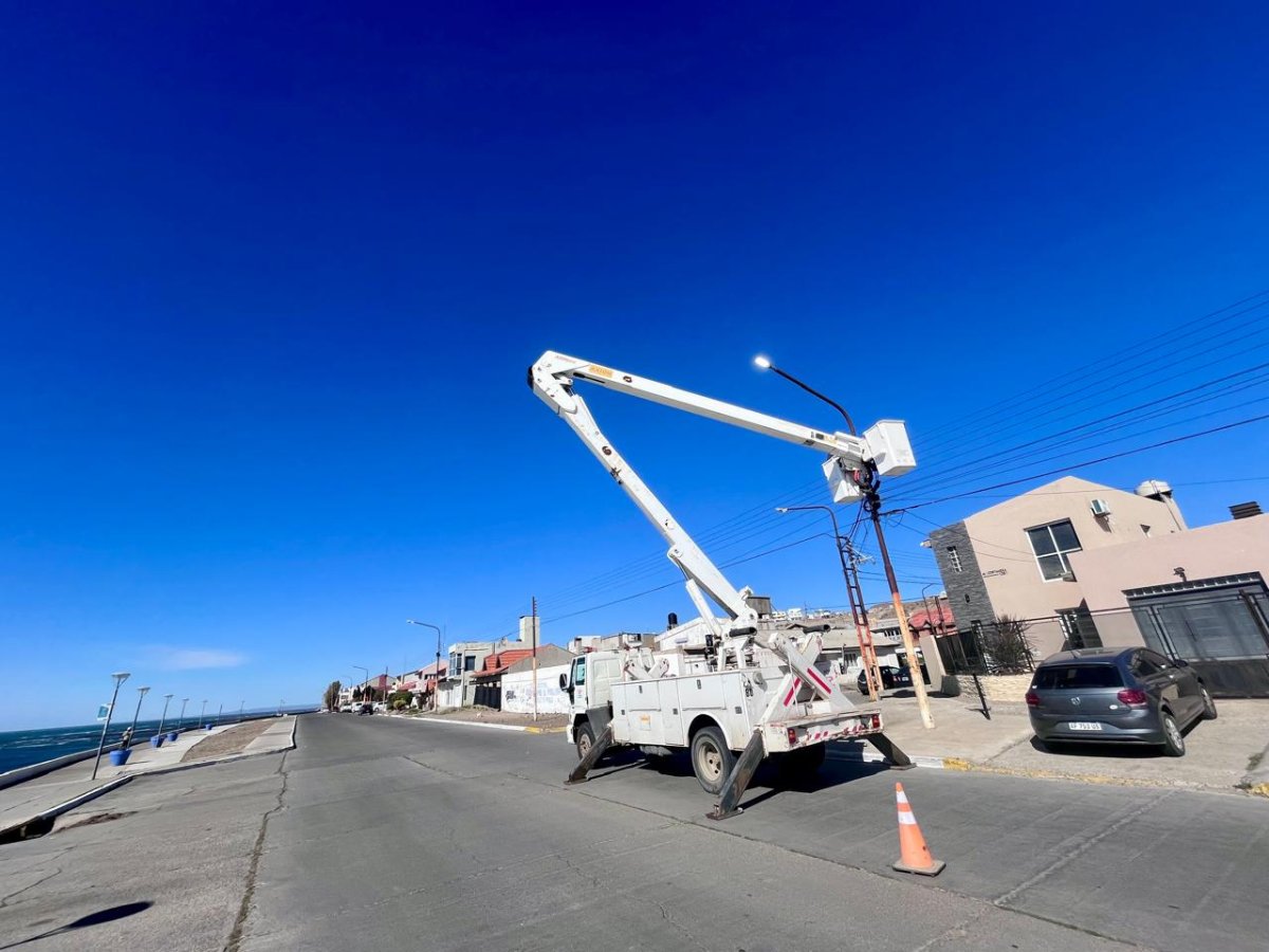 Provincia optimizó servicios en Caleta Olivia con obras de iluminación y saneamiento estratégico