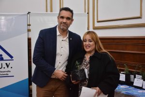 “Más de 23 años esperando y por fin llegó”: emoción de familias que recibieron su título de propiedad