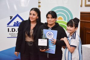 “Más de 23 años esperando y por fin llegó”: emoción de familias que recibieron su título de propiedad