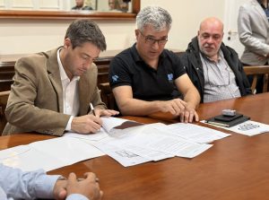 Claudio Vidal firmó convenios clave para obras en Puerto Deseado: polideportivo, aeropuerto y servicios básicos