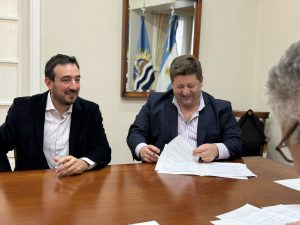 Claudio Vidal firmó convenios clave para obras en Puerto Deseado: polideportivo, aeropuerto y servicios básicos