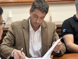 Claudio Vidal firmó convenios clave para obras en Puerto Deseado: polideportivo, aeropuerto y servicios básicos