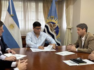 Claudio Vidal firmó convenios clave para obras en Puerto Deseado: polideportivo, aeropuerto y servicios básicos