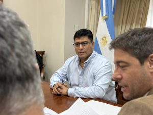 Claudio Vidal firmó convenios clave para obras en Puerto Deseado: polideportivo, aeropuerto y servicios básicos