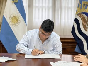 Claudio Vidal firmó convenios clave para obras en Puerto Deseado: polideportivo, aeropuerto y servicios básicos