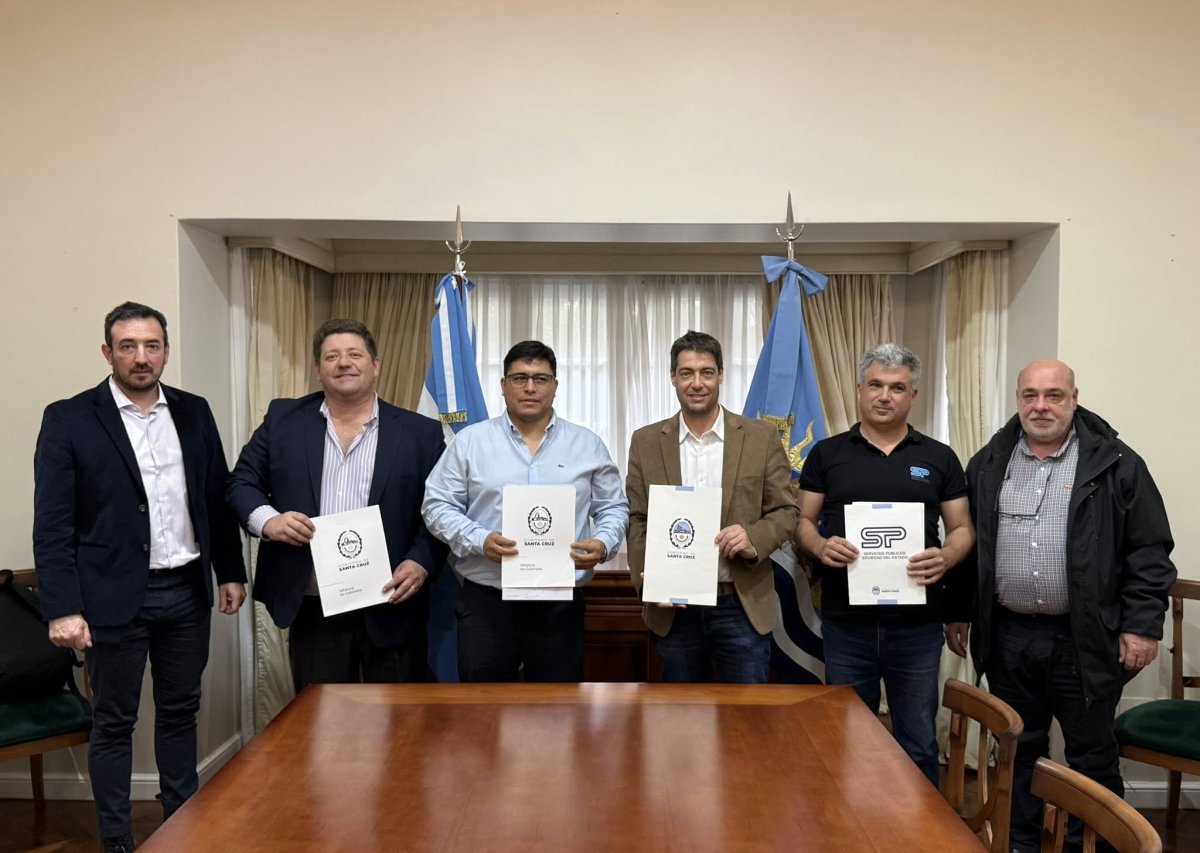 Claudio Vidal firmó convenios clave para obras en Puerto Deseado: polideportivo, aeropuerto y servicios básicos