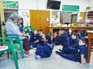 Día Nacional del Libro: Carmen González, una adulta mayor que crea puentes entre generaciones a través de los cuentos
