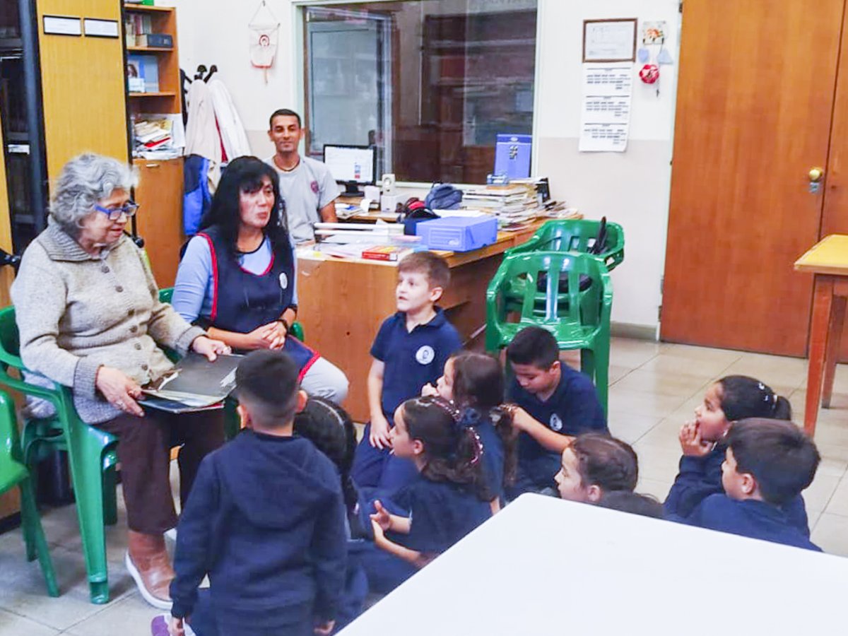 Día Nacional del Libro: Carmen González, una adulta mayor que crea puentes entre generaciones a través de los cuentos