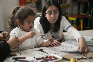 “Volvimos a jugar”: familias y comunidad se reunieron en la Biblioteca Lenzi para una jornada sensorial e inclusiva