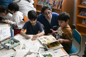 “Volvimos a jugar”: familias y comunidad se reunieron en la Biblioteca Lenzi para una jornada sensorial e inclusiva