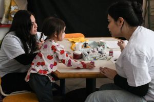 “Volvimos a jugar”: familias y comunidad se reunieron en la Biblioteca Lenzi para una jornada sensorial e inclusiva