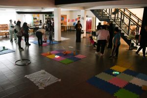 “Volvimos a jugar”: familias y comunidad se reunieron en la Biblioteca Lenzi para una jornada sensorial e inclusiva