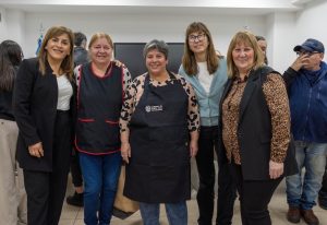 Educación realizó entrega de indumentaria al personal administrativo y operario