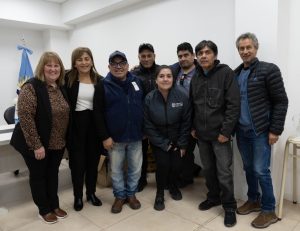 Educación realizó entrega de indumentaria al personal administrativo y operario
