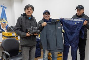 Educación realizó entrega de indumentaria al personal administrativo y operario